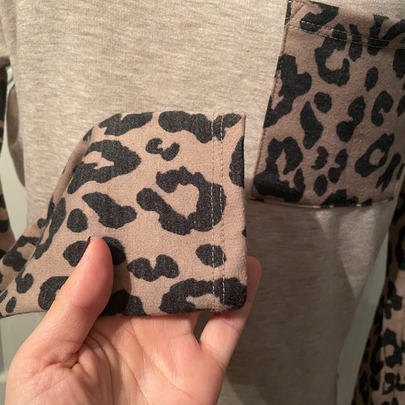 Cheetah sweatshirt - Picture 3 of 7